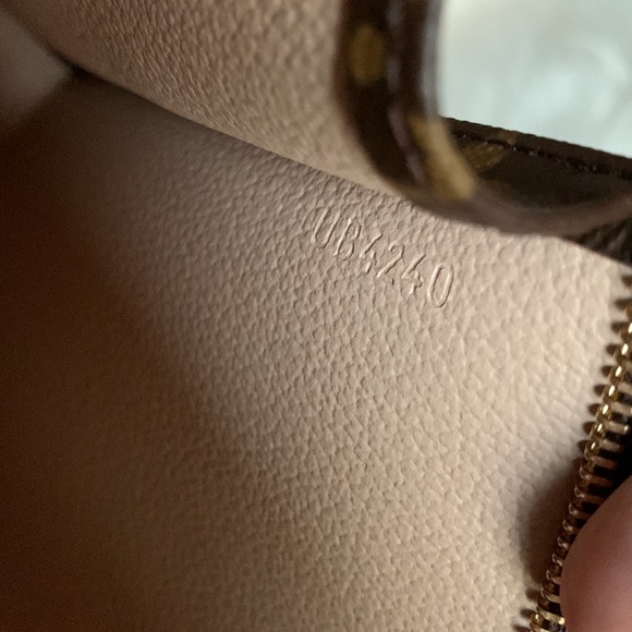 Louis Vuitton Toiletry 19 - Picture 15 of 15